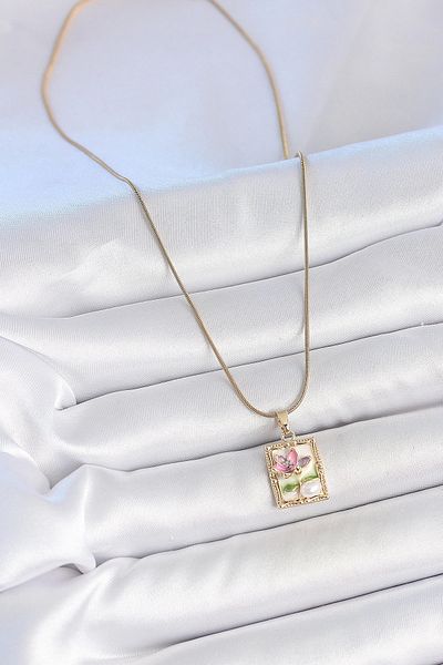 Clariss 316L Steel Gold Color Chain White Enamel Flower Embroidered Pearl Detail Portrait Model Women's Necklace