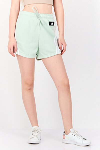 adidas شورت تدريب رياضي نسائي بشعار العلامة التجارية، أخضر ليموني