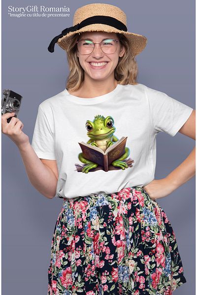 StoryGift Romania Tricou Femei cu o broasca vesela, tine o carte deschisa, lectura, imaginatie, pe WHT_XS