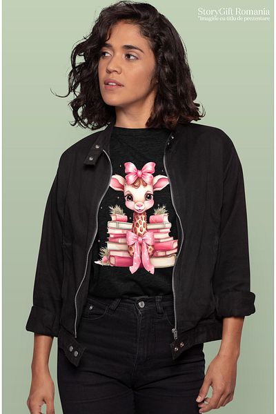 StoryGift Romania Tricou Femei cu o girafa vesela, ilustratie, teancuri cu carti, lectura, pentru BLK_L