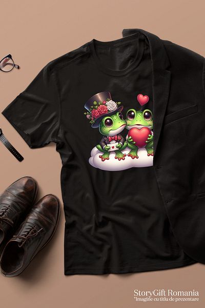 StoryGift Romania Tricou Femei cu 2 broaste, ilustratie, stau pe un norisor, palarie, flori, scris BLK_XS