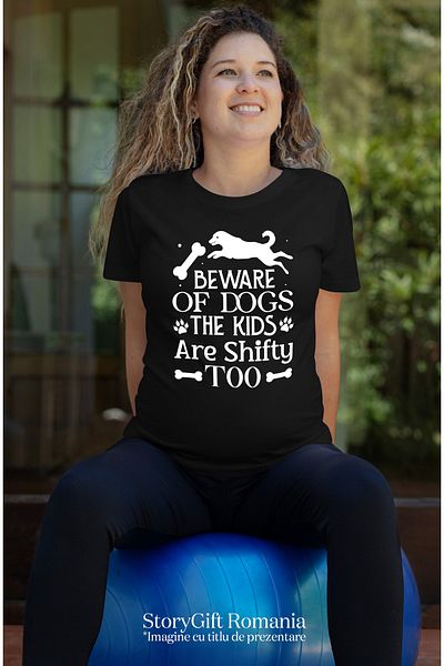 StoryGift Romania Tricou Femei cu un caine si cateva oase cu mesajul "Atentie la caini. Si copiii BLK_L