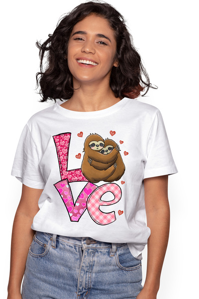 StoryGift Romania Tricou Femei cu 2 sloths/lenesi imbratisandu-se cu mesajul "Love", imbujorati, i WHT_M