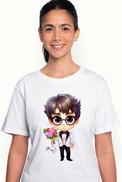 StoryGift Romania Tricou Femei cu un ginere care tine un buchet cu flori, ilu...