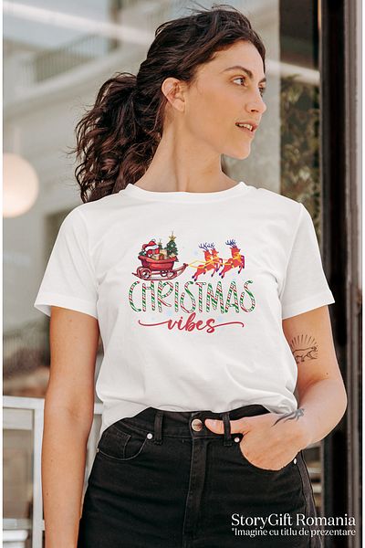 StoryGift Romania Tricou Femei cu sania lui Mos Craciun trasa de 4 reni cu mesajul "Christmas vibe WHT_XS