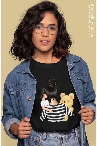 StoryGift Romania Tricou Femei Cu O Mama Care Isi Tine In Brate Baietelul, Urs De Plus, Ilustratie Blk_l