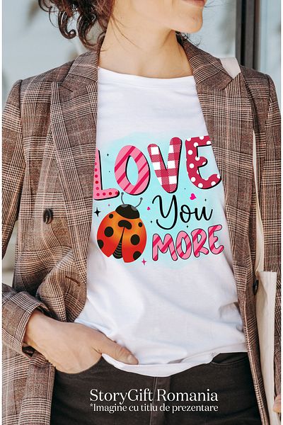 StoryGift Romania Tricou Femei cu o buburuza cu mesajul "Love you more", inimioare, fundal albastr WHT_XS