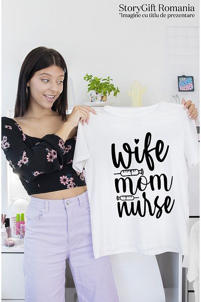 StoryGift Romania Tricou Femei cu seringi si mesajul in engleza "Wife, mom, nurse" - sotie mama as WHT_M