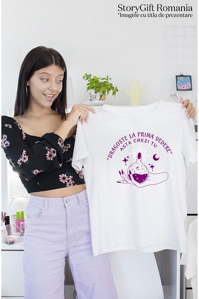 StoryGift Romania Tricou Femei Potiune magica in mana fata text haios Dragoste La Prima Vedere Ast WHT_XS