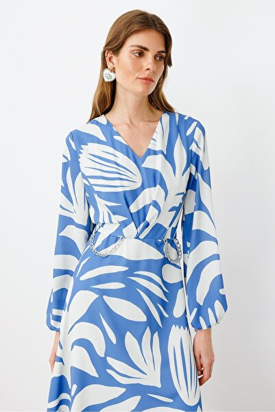 Moda İlgi Modailgi V λαιμόκοψη μακρυμάνικο μπροστινό πτυχωτό και αλυσίδα ζώνη λεπτομέρεια Midi φόρεμα Indigo