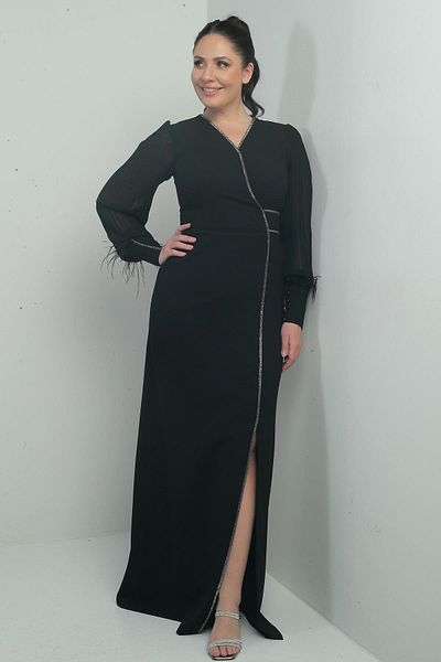 By Saygı Rochie lungă B.B cu mâneci din șifon cu pene și detaliu de piatră