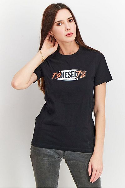 Diesel تي شيرت نسائي بطبعة جرافيكية بأكمام قصيرة ورقبة دائرية، أسود