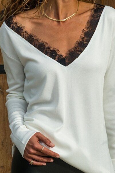 AQE FASHION Stylová ležérní bílá halenka s krajkovým detailem u krku a hlubokým výstřihem na zádech