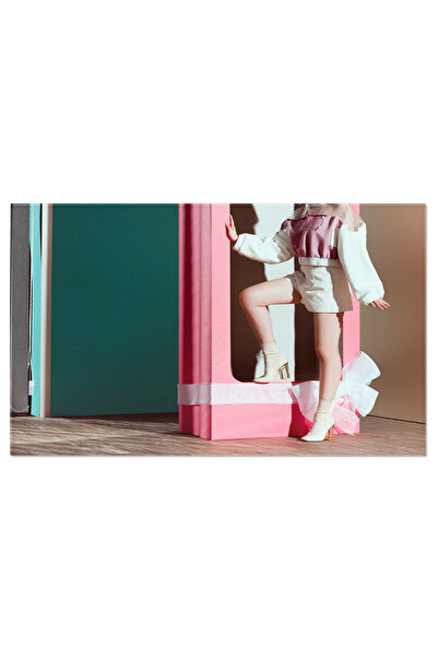 StoryGift Romania Tablou Canvas Expresivitate Si Creativitate Tanara Fashion Posing Intrun Cadru Luminos, Demonst