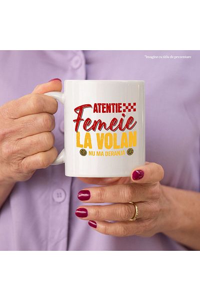 StoryGift Romania Cana Cu Mesaj Colorat Roti Masina Iubitorii De Viteza Text Atentie Femeie La Vol, Cu Maner Alb Stg
