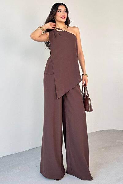 Cappmoda TKM-13291 Bluză maro cu un singur umăr, pantaloni largi, cu picioare largi, set din două piese