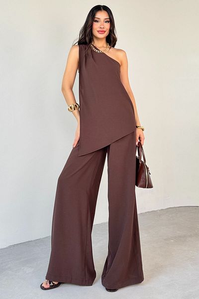 Cappmoda TKM-13291 بلوزة بنية بكتف واحد وبنطلون واسع الساق ومطاط طقم مكون من قطعتين
