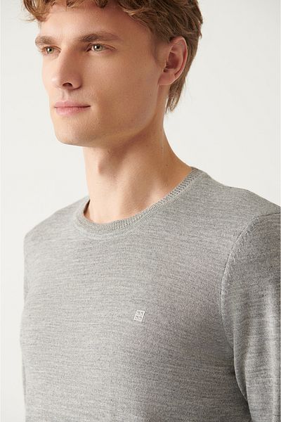 Avva Grauer Strickpullover mit Rundhalsausschnitt und Wollmischung für Herren E 005013