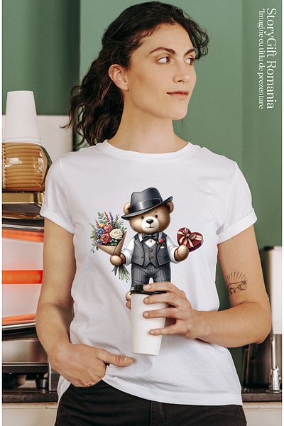 StoryGift Romania Tricou Femei cu un urs de plus care tine un buchet cu flori si o cutie cu bomboa WHT_S