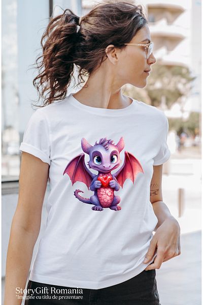 StoryGift Romania Tricou Femei Cu Un Pui De Dragon Care Tine O Inima In Brate, Ilustratie, Aprecie Wht_l