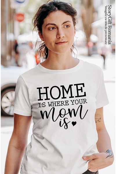 StoryGift Romania Tricou Femei cu mesajul in engleza "Home is where your mom is" - "acasa" este lo WHT_L