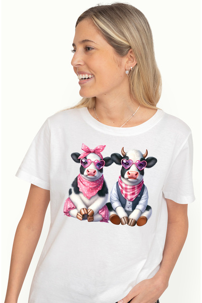 StoryGift Romania Tricou Femei cu o vacuta si un taur, ilustratie, relatie, funda, ochelari, inimi WHT_M