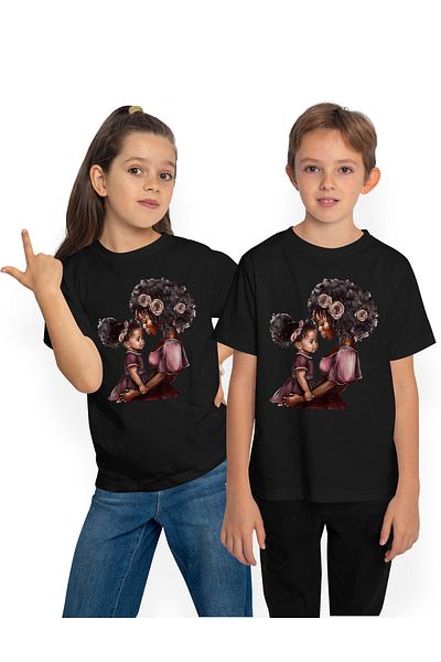 StoryGift Romania Tricou Copii Cu O Mama De Culoare Care Isi Tine In Brate Fetita, Ilustratie, Floricele In