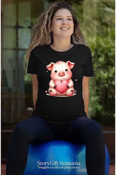 StoryGift Romania Tricou Femei cu un purcelus care tine o inima in brate, ilustratie, dragoste, af BLK_L