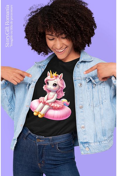 StoryGift Romania Tricou Femei cu un unicorn care sta pe o perna gonflabila, ilustratie, imbujorat BLK_L