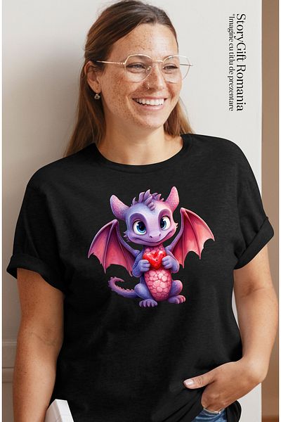 StoryGift Romania Tricou Femei cu un pui de dragon care tine o inima in brate, ilustratie, aprecie BLK_L