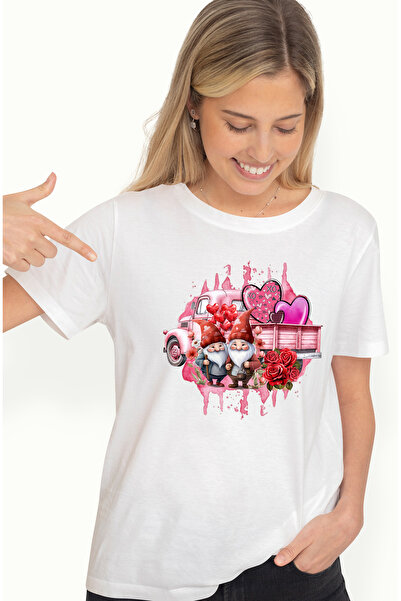 StoryGift Romania Tricou Femei cu 2 pitici si o masina, inimi colorate, trandafiri, fundal roz, Va WHT_L