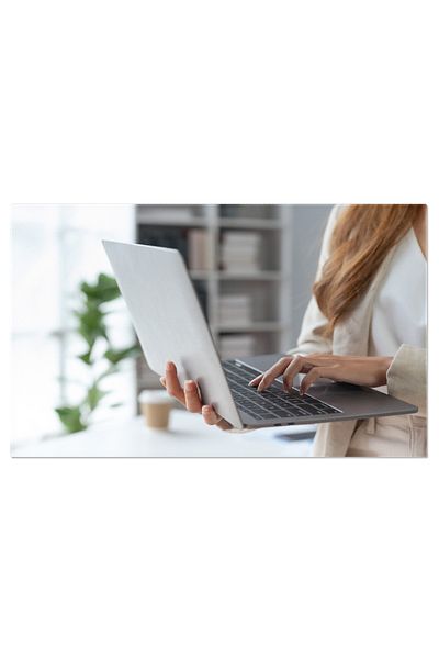 StoryGift Romania Tablou Canvas - Viata Digitala: Tanar Utilizand Laptopul Pentru Social Media Si Munca