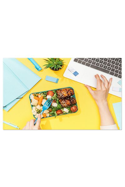 StoryGift Romania Tablou Canvas 120 x 80CM Lucru si Creatie Femeia Lucrand Cu Laptopul Langa Un Pranz Culinar STG