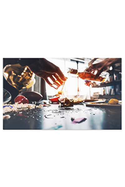 StoryGift Romania Tablou Canvas Vedere Partiala De Aproape A Unui Barbat Turnand Whiskey Intrun Pahar Intro Atmos