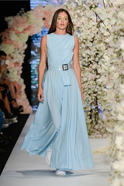 MERT ERKAN فستان طويل من البوبلين باللونين الأزرق والأبيض مع خطوط رفيعة وتفاص...