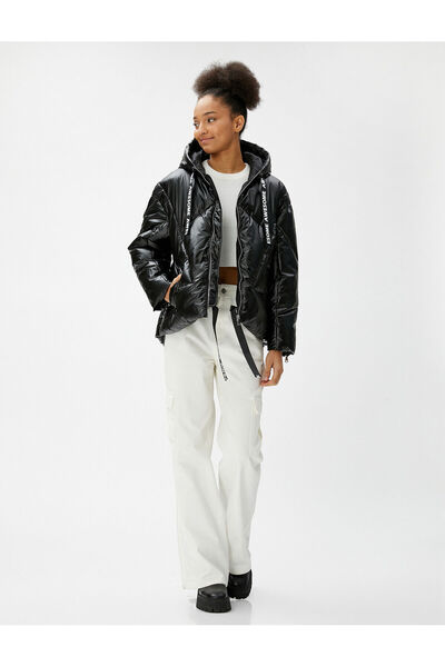 Koton Κοντό μπουφάν με γυαλιστερή κουκούλα με σλόγκαν με κορδόνια