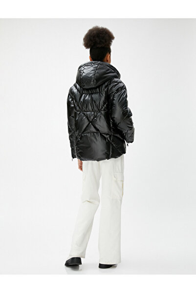 Koton Κοντό μπουφάν με γυαλιστερή κουκούλα με σλόγκαν με κορδόνια