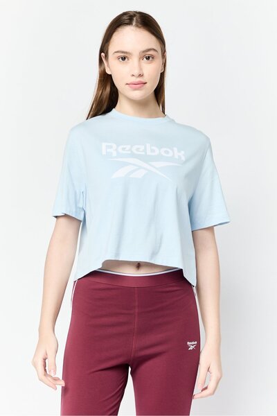 Reebok بلوزة قصيرة بأكمام قصيرة مناسبة للأنشطة الخارجية للنساء، لون أزرق فاتح