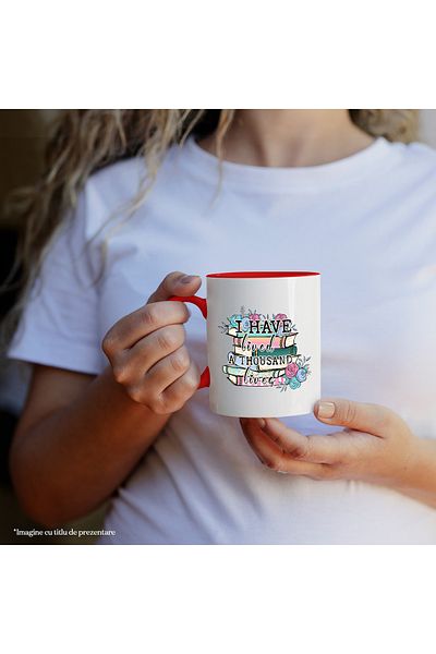 StoryGift Romania Cana Cu Un Teanc De Carti Cu Mesajul "i Have Lived A Thousand Lives", Carte, Ilu, Cu ,stg