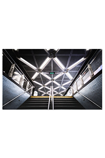 StoryGift Romania Tablou Canvas: Street Photography In Gara - Momentul Unei Seri Pline De Lumina