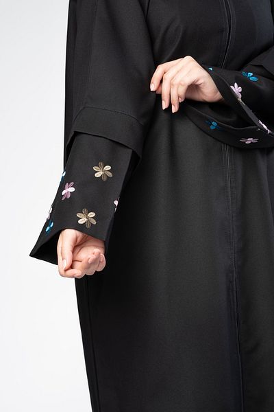 outline Separate sleeve embroidered with roses