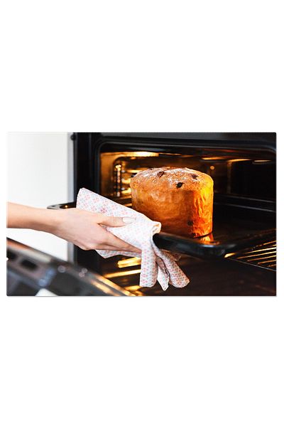 StoryGift Romania Tablou Canvas Gustari De Sarbatoare Femeie Gatind O Delicioasa Prajitura De Paste, Infrumusetan