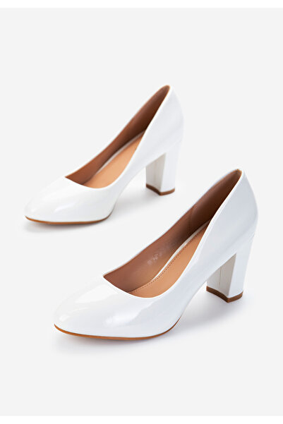 B T Shoes Bílé lakované lodičky Chique