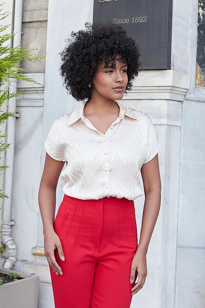 Jument Cămașă elegantă din țesătură din satin, fără lycra, cu mâneci scurte, cu guler pentru femei - bej