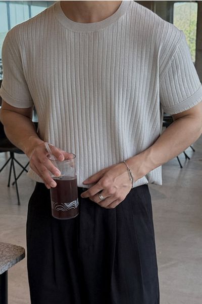 Tarz Cool Ανδρικό μπλουζάκι με λευκό ραβδωτό πλεκτό με λεπτή εφαρμογή