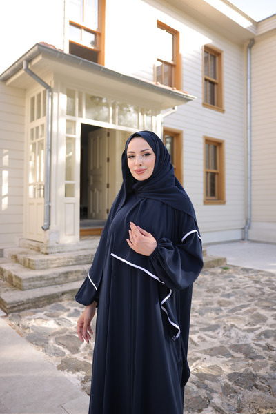 KADEEM Абая з капюшоном і шарфом з шовку «Кажан-Медіна»