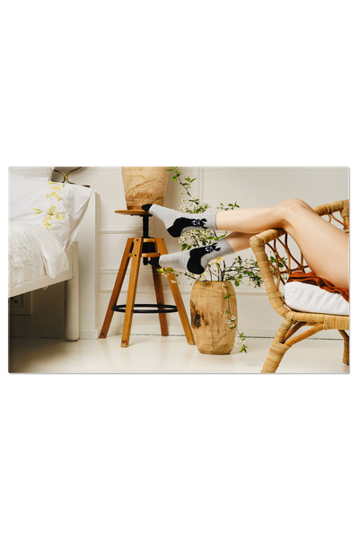 StoryGift Romania Tablou Canvas - Eleganta Casnica: Picior Feminin, Interior ...