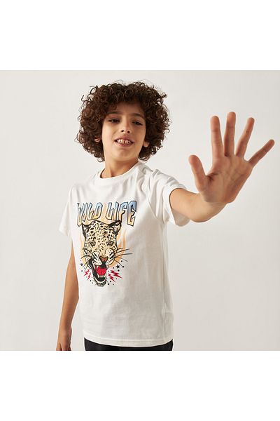 Juniors تي شيرت بطبعة جرافيكية مع رقبة دائرية وأكمام قصيرة