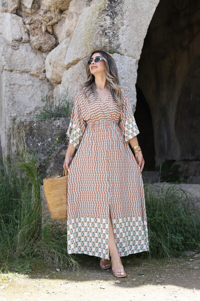 bytugcekaya فستان بتفاصيل فتحة وأكمام خفاش بنمط انعكاس برتقالي