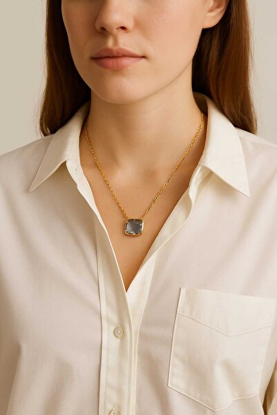 BESMYAR JEWELS قلادة نسائية بتفاصيل حجر مربع مع سلسلة ذهبية - حيث تلتقي الأنا...